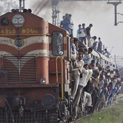 СМИ: в Индии поезд сошел с рельсов, пострадали 18 человек