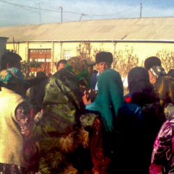 Өзбекстанда президентке даттанууну каалаган тургундарды айылдан чыгарбай коюшту