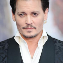 Жонни Депп сүйгөнү үчүн Лондонго барганга аргасыз...