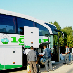 ​​​​​​​Иран чек арада кармалган тажик автобустарын кое берди