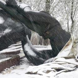 На Украине вандалы повредили памятник Неизвестному офицеру