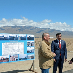 Атамбаев проверил ход реконструкции скандальной автотрассы Балыкчы-Корумду