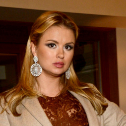 Анна Семенович требует от порносайта 50 миллионов за обман