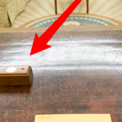 СМИ раскрыли тайну "красной кнопки" на столе Трампа 