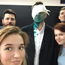 Москвада белгисиз адам Алексей Навальныйга зеленка чачып кетти