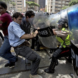 Число задержанных на протестах в Венесуэле превысило 1,5 тысячи человек