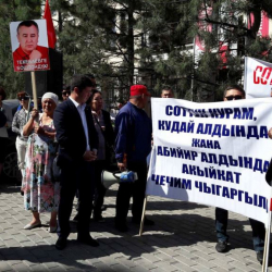 Бишкекте Текебаевдин тарапкерлери митингге чыкты
