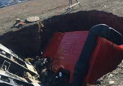 В Набережных Челнах два "КамАЗа" провалились под землю (ВИДЕО)