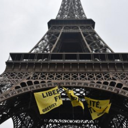 Greenpeace провел акцию, направленную против роста национализма и авторитаризма