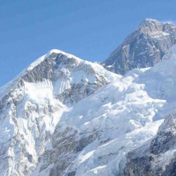 Эверест рекорддук санда альпинистти күтүүдө