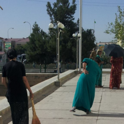 Майрамда ашхабаддык мугалимдер көчө тазалашты