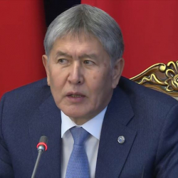 Атамбаев "Азаттык" боюнча доо арыздарды артка алууну сунуштады.