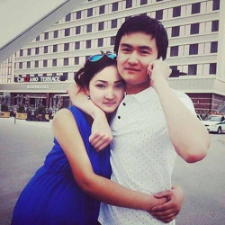 "Аллологон"  ырчы Төрегалинин жубайы менен түшкөн сүрөтү чуу жаратты