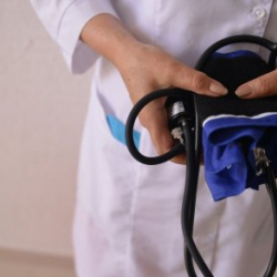 Ребенок выпал из окна в Астане и попал с семьей в ДТП по дороге в больницу 