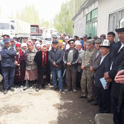 Сүрөт - Таалайбек Сарыбашов Чоң-Алай районундагы жер титирөөдөн жабыркаган жарандарга жардам берди