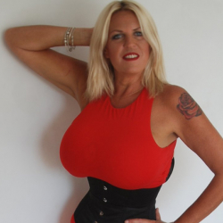 Британка после развода накачала грудь до 32 размера (ФОТО)