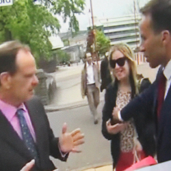 Түз эфир учурунда аялдын төшүн кармап алган ВВС журналисти кепке калды (ВИДЕО)