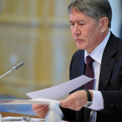 Атамбаев подписал указы о награждении многодетных матерей орденами «Баатыр эне» и медалями «Эне данкы»