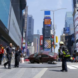 В Нью-Йорке автомобиль на большой скорости врезался в толпу