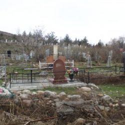 Бишкек шаарындагы кымбат көрүстөндөр: "Акчаң жок болсо өлбө!"