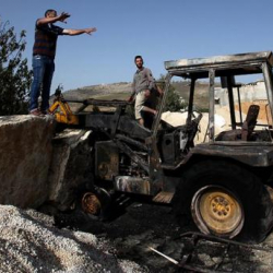 Еврей отурукташуучулар палестиналыктарга таандык экскаваторду өрттөдү