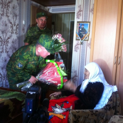 Жаныбек Жакыпов, КР чек ара кызматынын Чүй башкармалыгынын өздүк курамынын начальниги: “106 жаштагы апаны көргөндө сөз таппай калып сүрдөдүм”