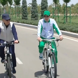 Бердымухамедов и Мирзиеёв покатались на велосипеде, яхте, карете, и посетили тренажерный зал (ФОТО)