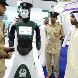 Алгачкы робот-полиция кызматкери Дубайда ишке кирди 