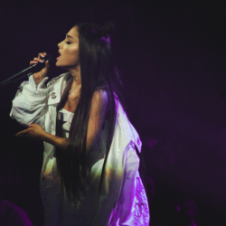 Ариана Гранде "сломлена" произошедшим на её концерте в Манчестере взрывом