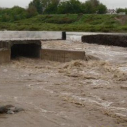 Көпүрөнү суу алып кетип, унаалар өтүүгө мүмкүнчүлүк жок