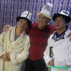 Кайрат Нуртас кыргыздын калпагын кийип сыймыктанды