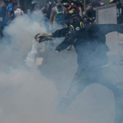  Венесуэладагы митингдер баш аламандыкка айланды