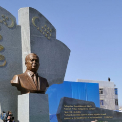 Ислам Каримовдун Москвадагы айкелин британ скульптору жасайт