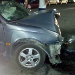 Две машины столкнулись лоб в лоб в центре Бишкека — фото очевидца  