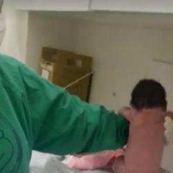 Төрөлөрү менен баскан ымыркай 