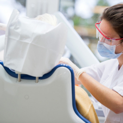 Стоматолог удалила пациентке 22 здоровых зуба ради денег