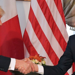 Трамп протоколду бузуп, дүйнө лидерлерине мобилдүү телефон номерин берүүдө