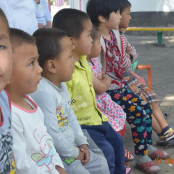 Сүрөт - Жалал-Абадда мүмкүнчүлүгү чектелген балдарга 500 сомдон майрамдык берилет