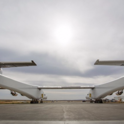 Самый большой самолёт в мире впервые покинул ангар ( Видео)
