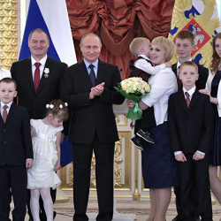 Путин попытался успокоить плачущего малыша — кадры из Кремля 