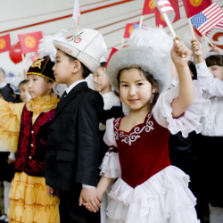 Бакыт Төрөбаев бөбөктөрдү куттуктады