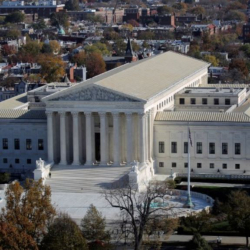 Акүй Жогорку соттон миграция жарлыгын калыбына келтирүүнү суроодо