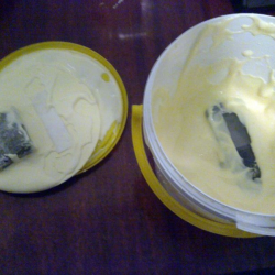 Осужденному за террористическую деятельность пытались передать телефон в ведерке с майонезом (Фото)