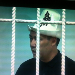 Сот кол чабууга тыюу салып, журналисттердин кирүүсүнө каршы болууда