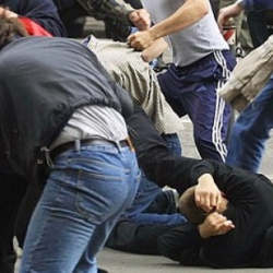 Мушташка катышкан экс-депутат кармалды, сабалган жаран реанимацияда жатат