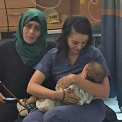 Израилдик медайым палестиналык бөбөктүн сүт энеси болду