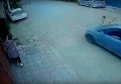 Видео 18+: Автомобиль, управляемый подростком, сбил 3-летнюю девочку в Нижней Ала-Арче