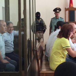 Текебаев менен Чотоновго соттон баягы эле чечим чыкты