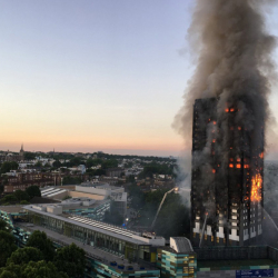 27-этажная жилая башня в Лондоне превратилась в факел, люди прыгали из окон (видео)