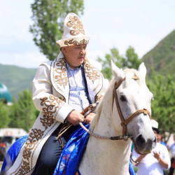 Акбермет Сасыкулова: “Бийлик Ахматбек Келдибековдон коркуп жатышат”